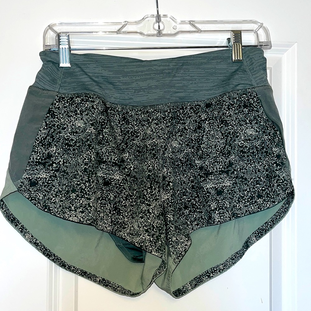 Green Outdoor Voices The Exercise 2.5" Short
Shorts